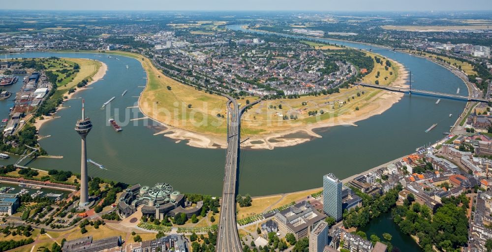 Düsseldorf aus der Vogelperspektive: Uferbereiche am Rhein Flußverlauf in Düsseldorf im Bundesland Nordrhein-Westfalen, Deutschland