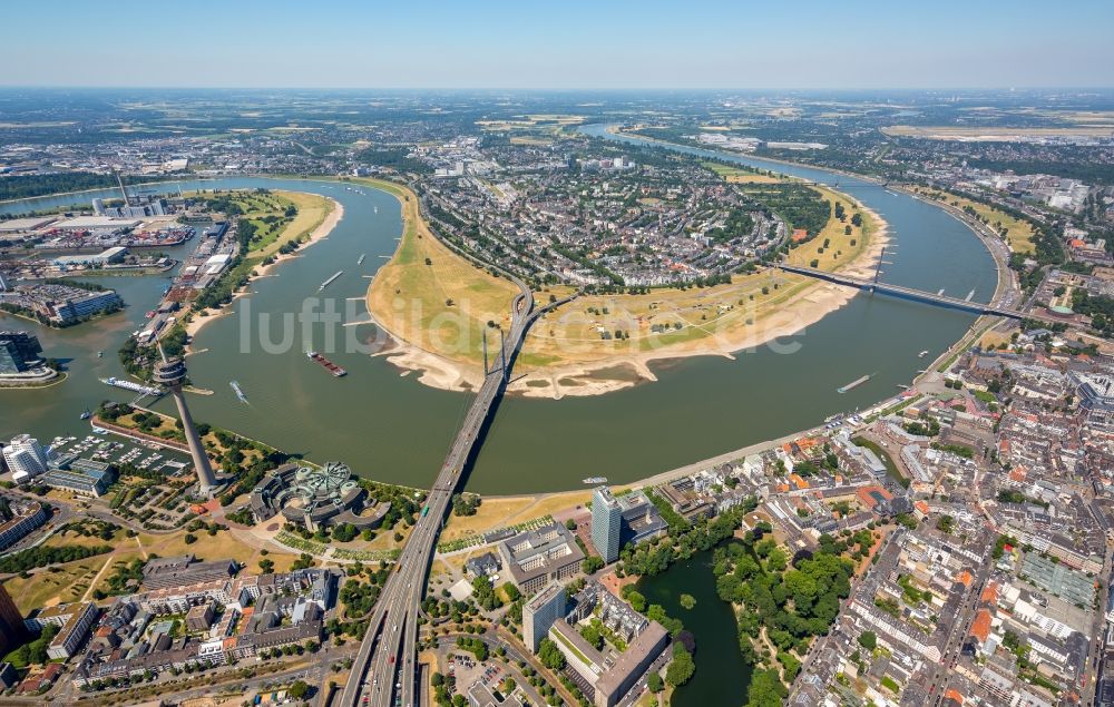 Luftbild Düsseldorf - Uferbereiche am Rhein Flußverlauf in Düsseldorf im Bundesland Nordrhein-Westfalen, Deutschland