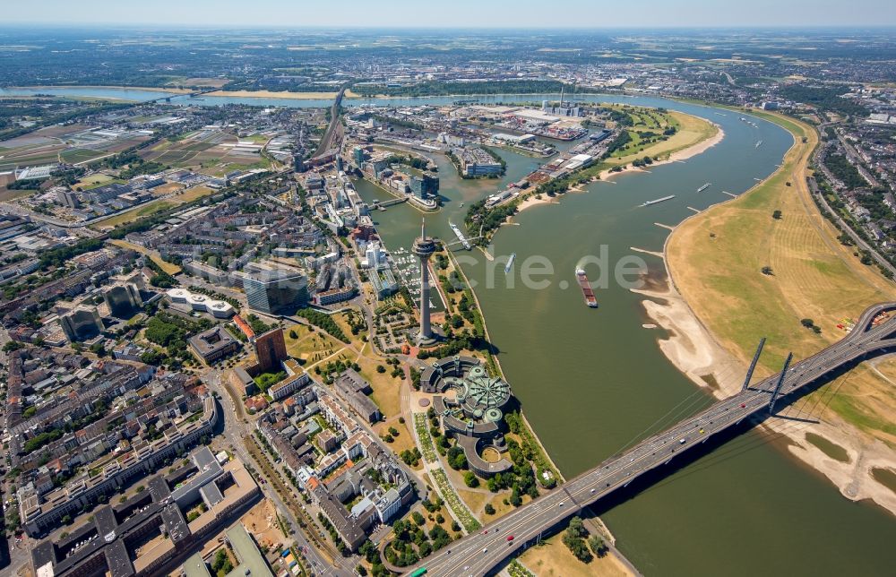 Luftaufnahme Düsseldorf - Uferbereiche am Rhein Flußverlauf in Düsseldorf im Bundesland Nordrhein-Westfalen, Deutschland