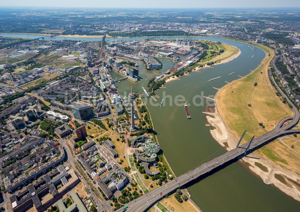 Düsseldorf von oben - Uferbereiche am Rhein Flußverlauf in Düsseldorf im Bundesland Nordrhein-Westfalen, Deutschland