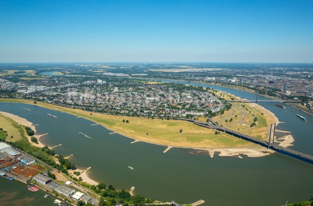 Düsseldorf von oben - Uferbereiche am Rhein Flußverlauf in Düsseldorf im Bundesland Nordrhein-Westfalen, Deutschland