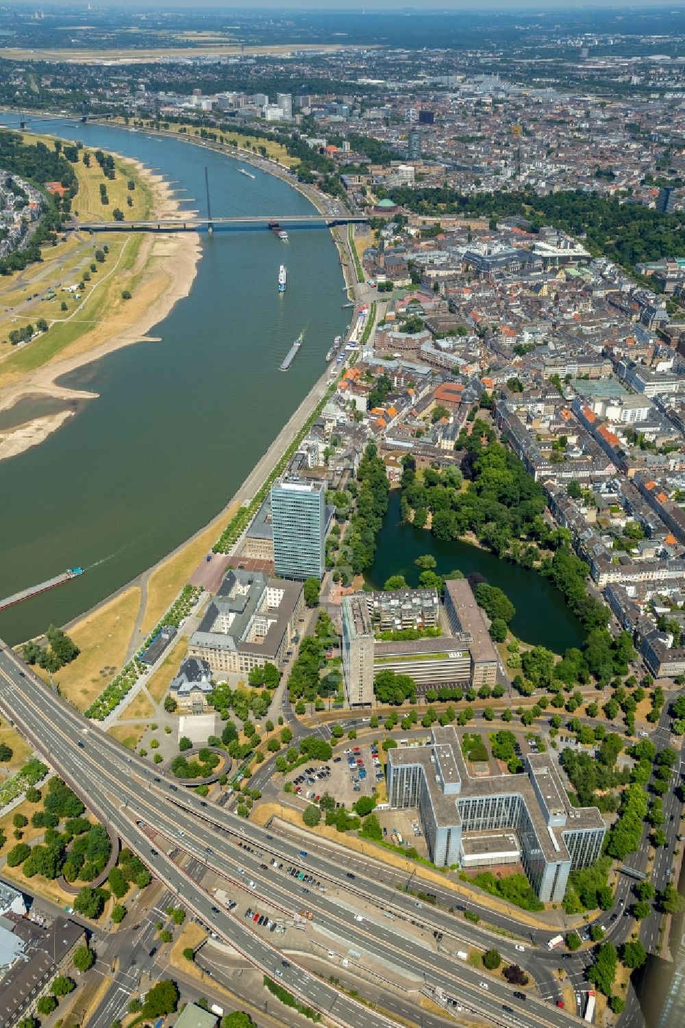 Düsseldorf aus der Vogelperspektive: Uferbereiche am Rhein Flußverlauf in Düsseldorf im Bundesland Nordrhein-Westfalen, Deutschland