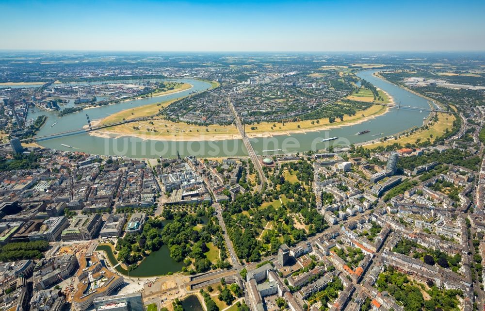 Düsseldorf von oben - Uferbereiche am Rhein Flußverlauf in Düsseldorf im Bundesland Nordrhein-Westfalen, Deutschland