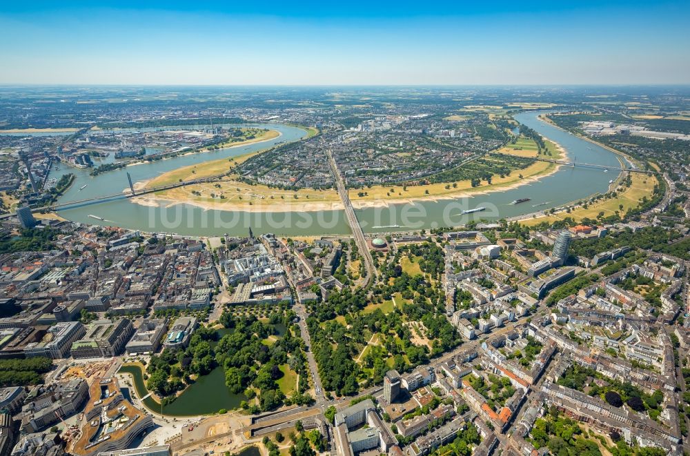 Düsseldorf aus der Vogelperspektive: Uferbereiche am Rhein Flußverlauf in Düsseldorf im Bundesland Nordrhein-Westfalen, Deutschland