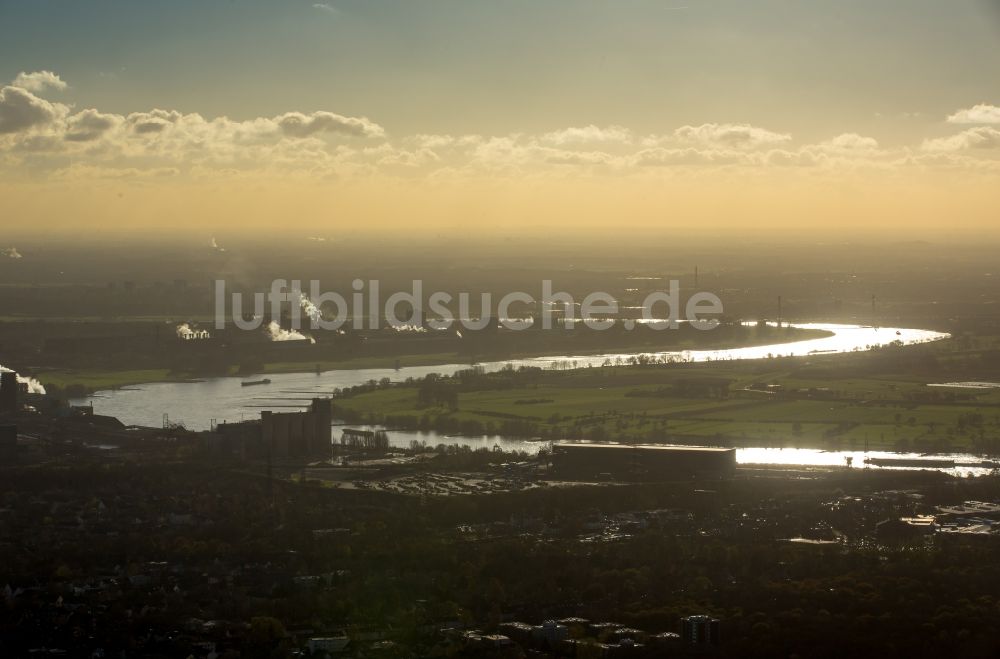 Duisburg Walsum aus der Vogelperspektive: Uferbereiche am Rhein Flußverlauf in Duisburg im Bundesland Nordrhein-Westfalen