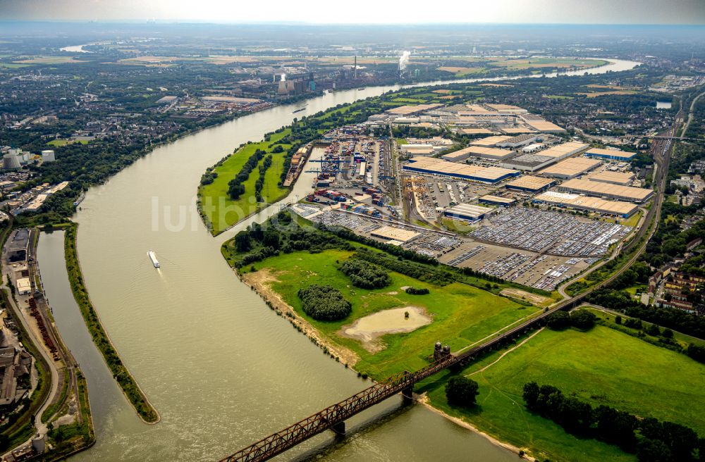 Luftaufnahme Duisburg - Uferbereiche am Rhein - Flußverlauf in Duisburg im Bundesland Nordrhein-Westfalen, Deutschland