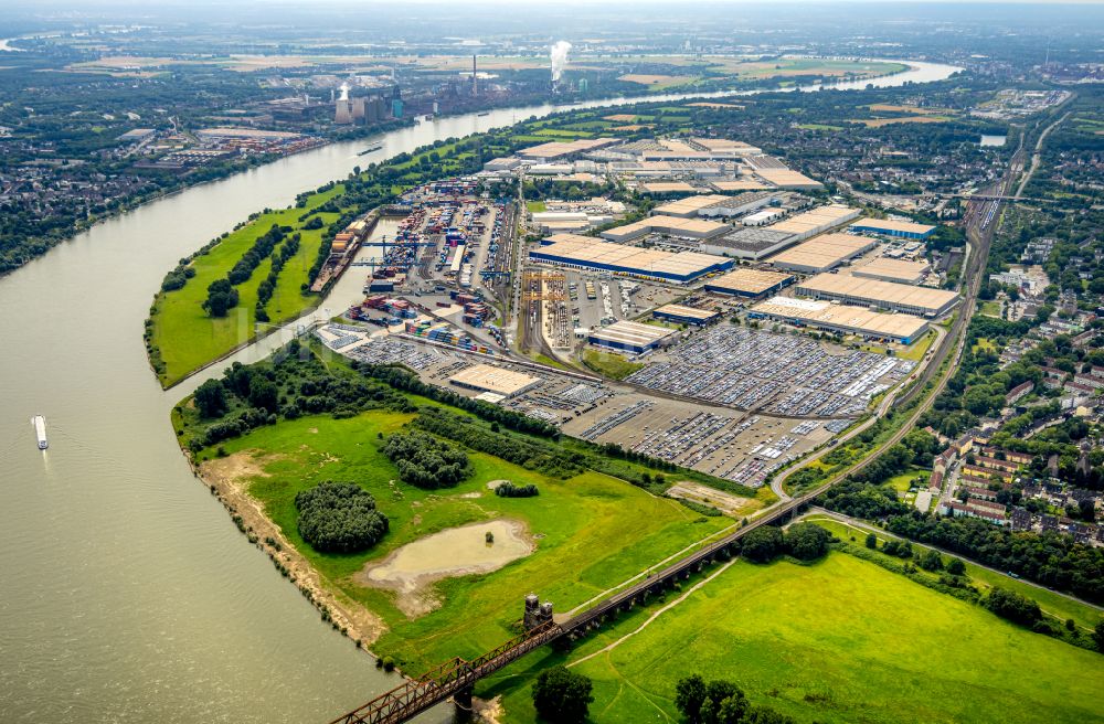 Duisburg von oben - Uferbereiche am Rhein - Flußverlauf in Duisburg im Bundesland Nordrhein-Westfalen, Deutschland