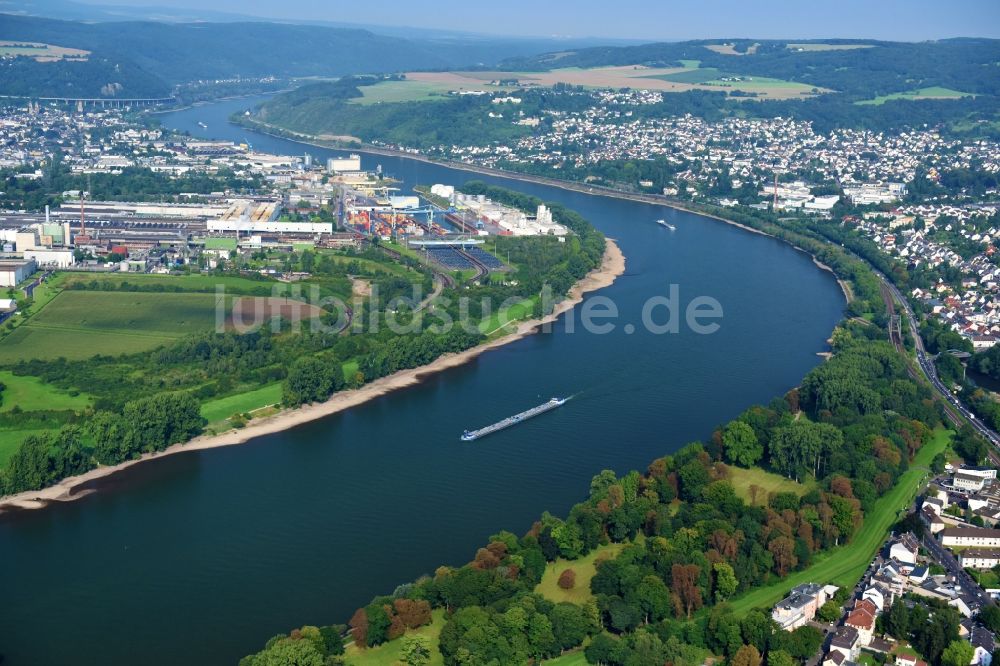 Neuwied von oben - Uferbereiche am Rhein Flußverlauf in Neuwied im Bundesland Rheinland-Pfalz, Deutschland