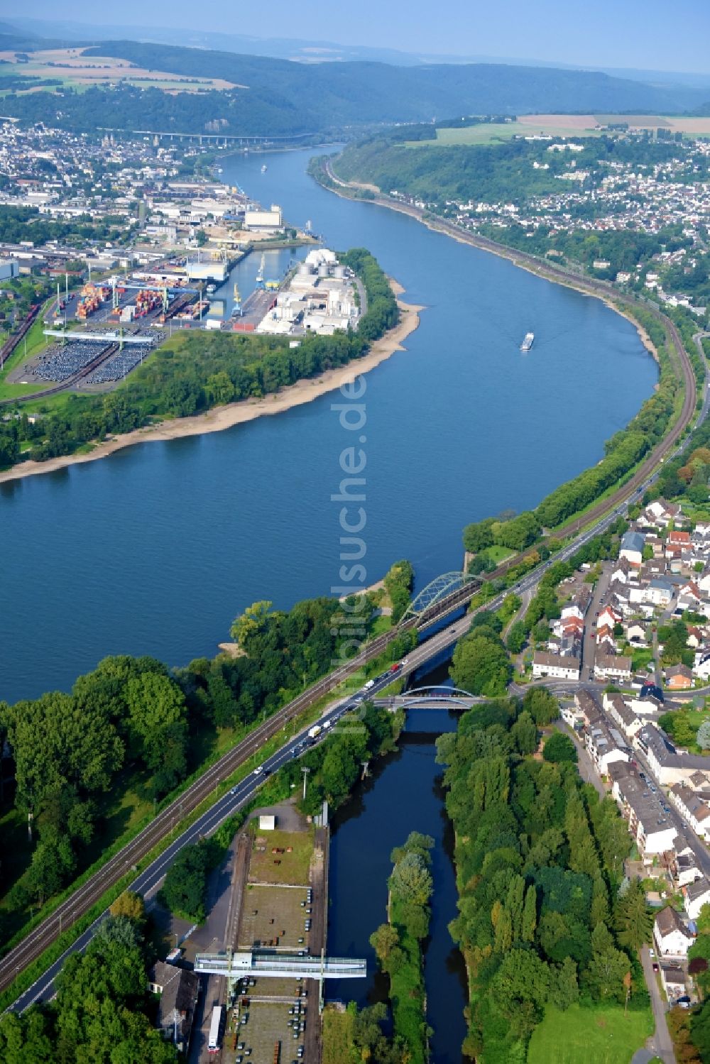 Luftaufnahme Neuwied - Uferbereiche am Rhein Flußverlauf in Neuwied im Bundesland Rheinland-Pfalz, Deutschland