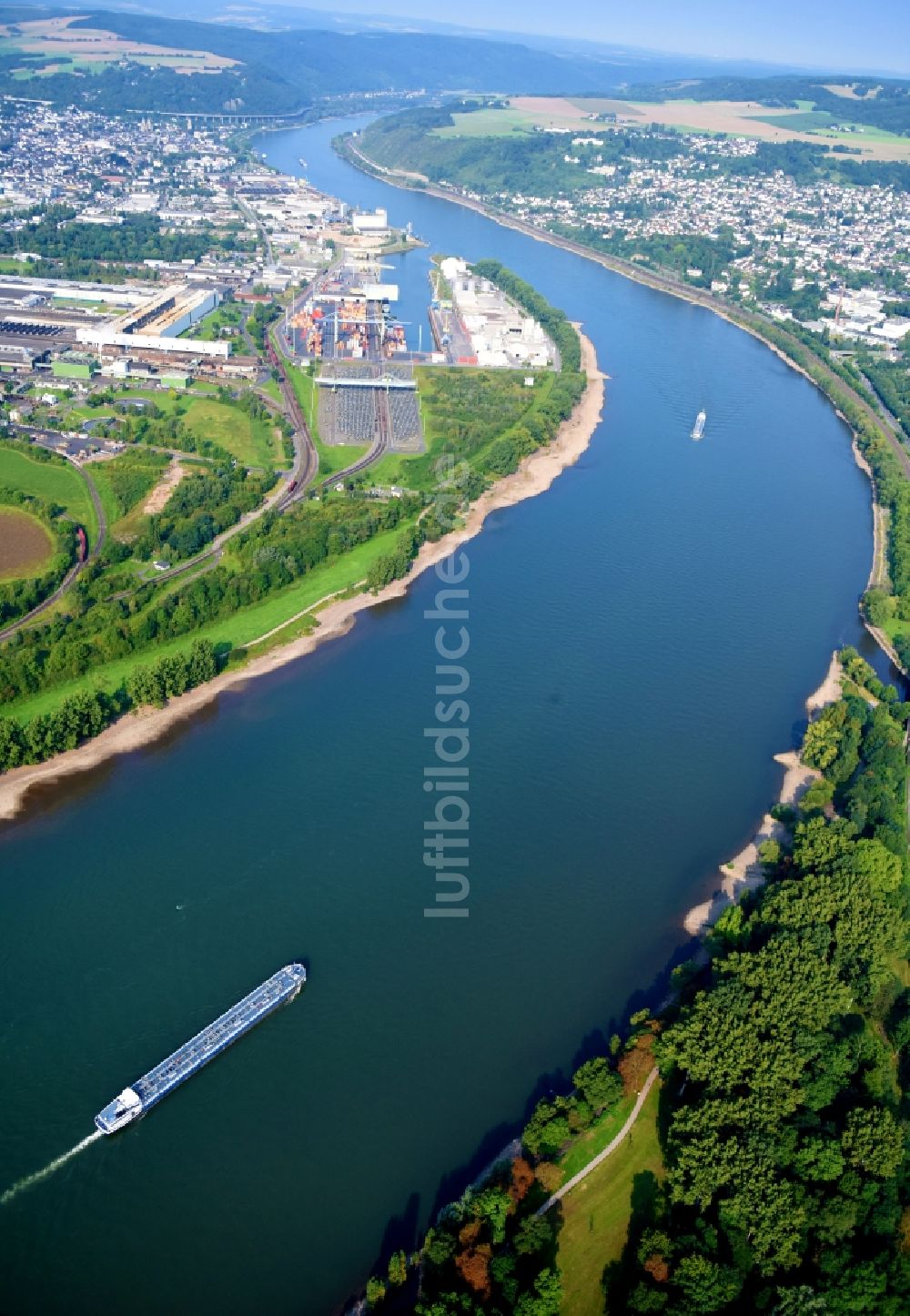 Neuwied von oben - Uferbereiche am Rhein Flußverlauf in Neuwied im Bundesland Rheinland-Pfalz, Deutschland