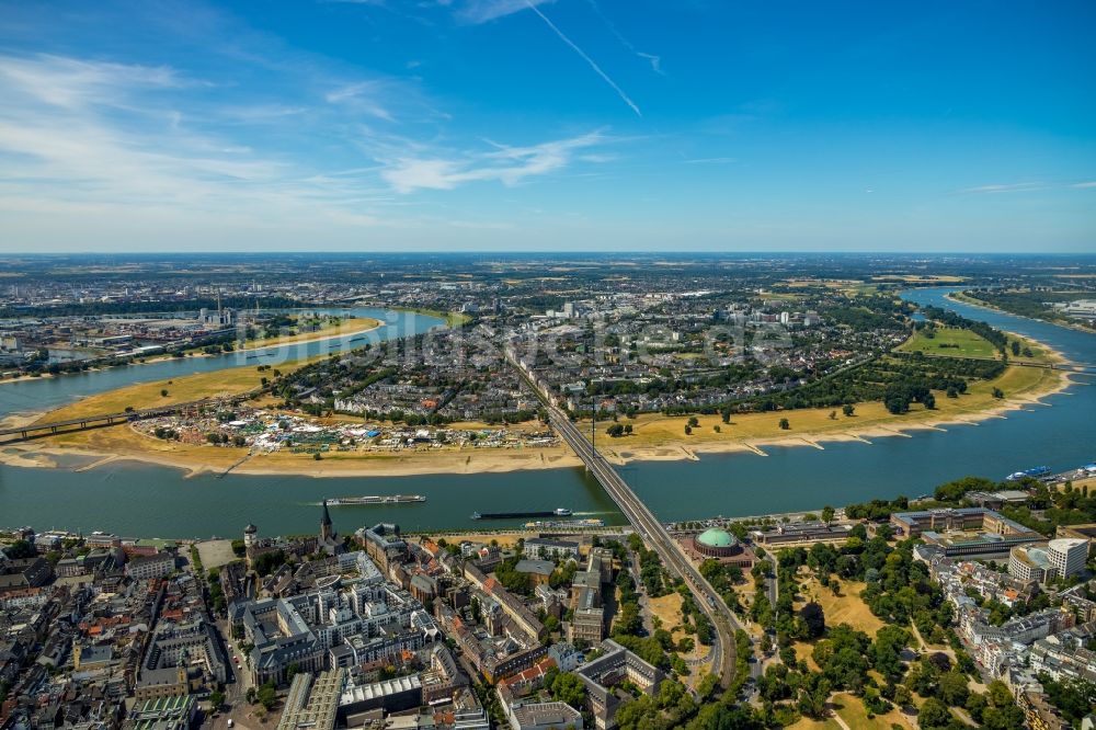 Düsseldorf von oben - Uferbereiche am des Rhein Flußverlauf im Ortsteil Carlstadt in Düsseldorf im Bundesland Nordrhein-Westfalen, Deutschland