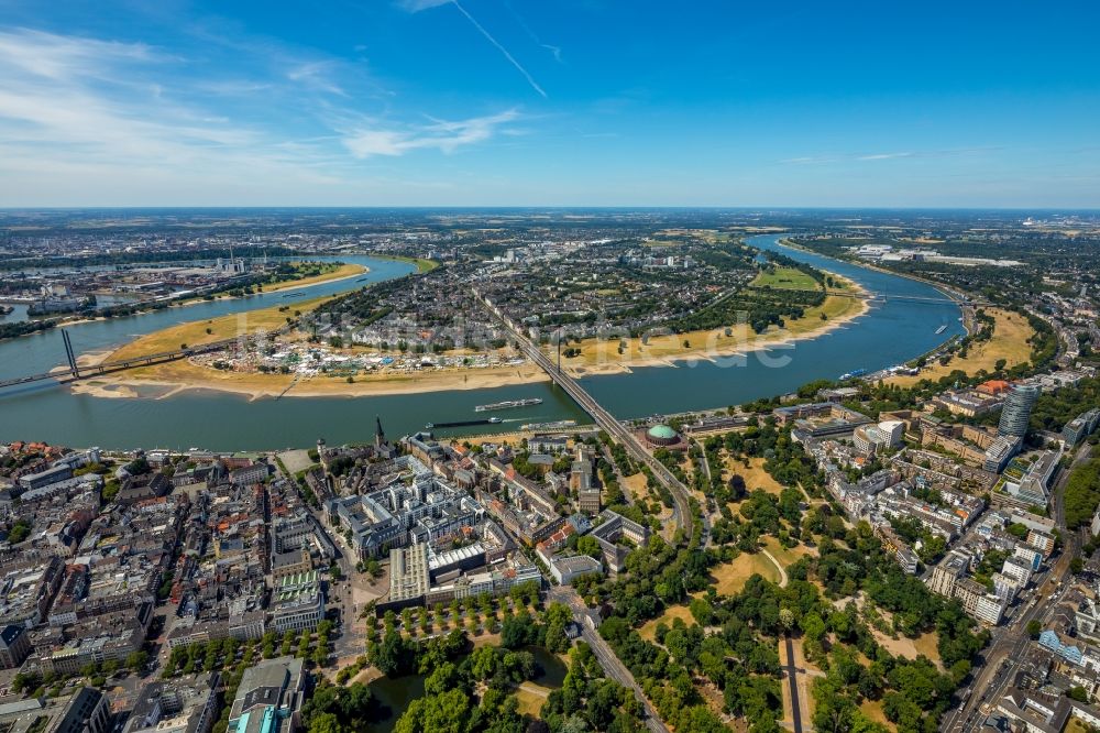 Düsseldorf aus der Vogelperspektive: Uferbereiche am des Rhein Flußverlauf im Ortsteil Carlstadt in Düsseldorf im Bundesland Nordrhein-Westfalen, Deutschland