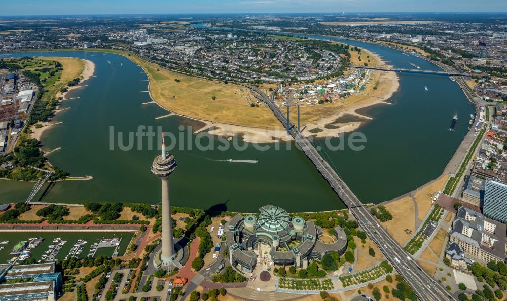 Düsseldorf aus der Vogelperspektive: Uferbereiche am des Rhein Flußverlauf im Ortsteil Carlstadt in Düsseldorf im Bundesland Nordrhein-Westfalen, Deutschland