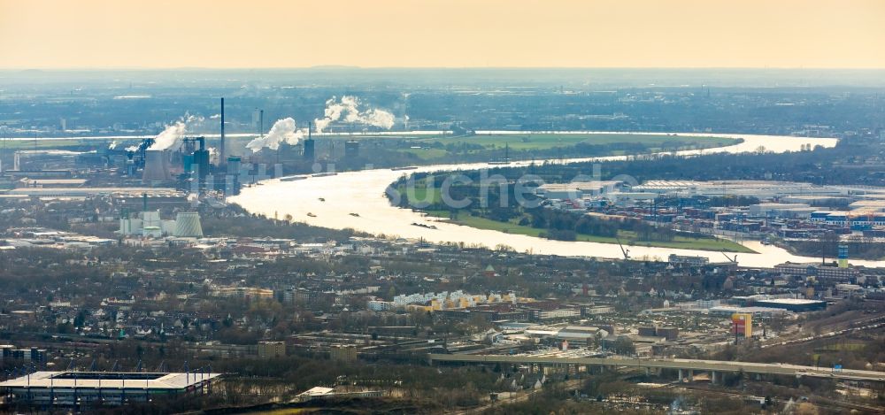 Luftaufnahme Duisburg - Uferbereiche am Rhein Flußverlauf im Ortsteil Duisburg Mitte in Duisburg im Bundesland Nordrhein-Westfalen