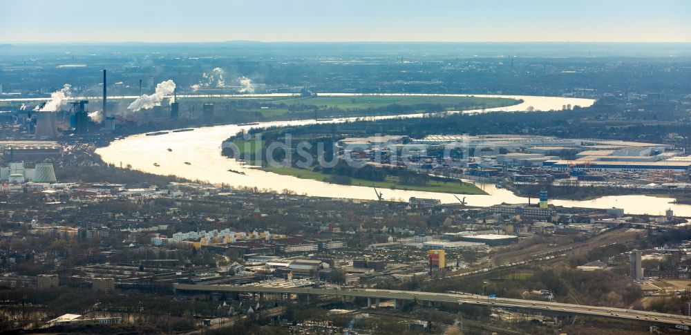 Duisburg von oben - Uferbereiche am Rhein Flußverlauf im Ortsteil Duisburg Mitte in Duisburg im Bundesland Nordrhein-Westfalen