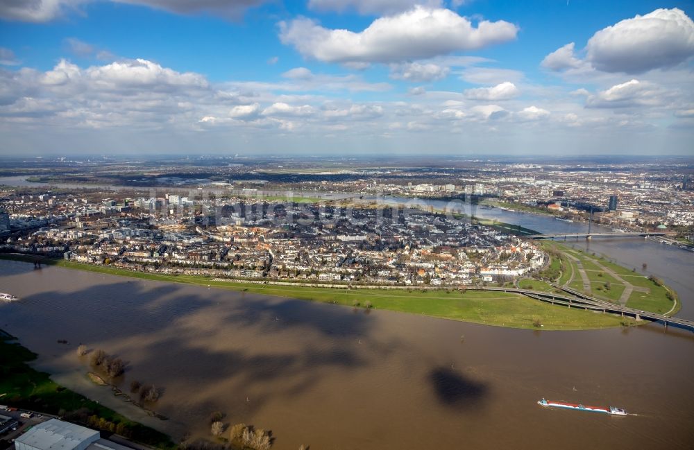 Luftaufnahme Düsseldorf - Uferbereiche am des Rhein Flußverlauf im Ortsteil Flehe in Düsseldorf im Bundesland Nordrhein-Westfalen, Deutschland