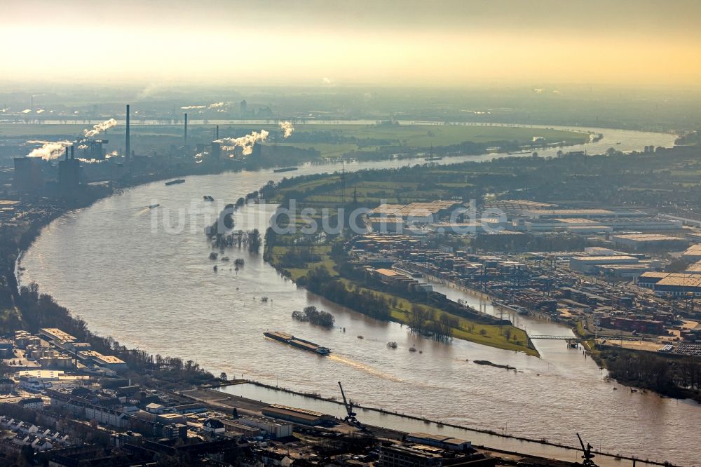 Luftaufnahme Duisburg - Uferbereiche am Rhein Flußverlauf im Ortsteil Friemersheim in Duisburg im Bundesland Nordrhein-Westfalen, Deutschland