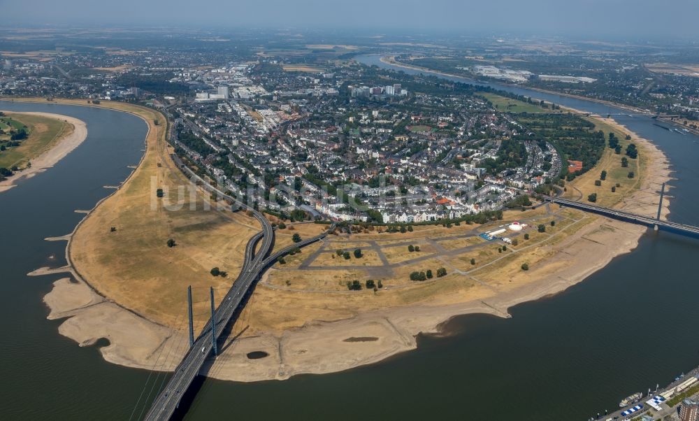 Luftaufnahme Düsseldorf - Uferbereiche am des Rhein Flußverlauf im Ortsteil Oberkassel in Düsseldorf im Bundesland Nordrhein-Westfalen, Deutschland