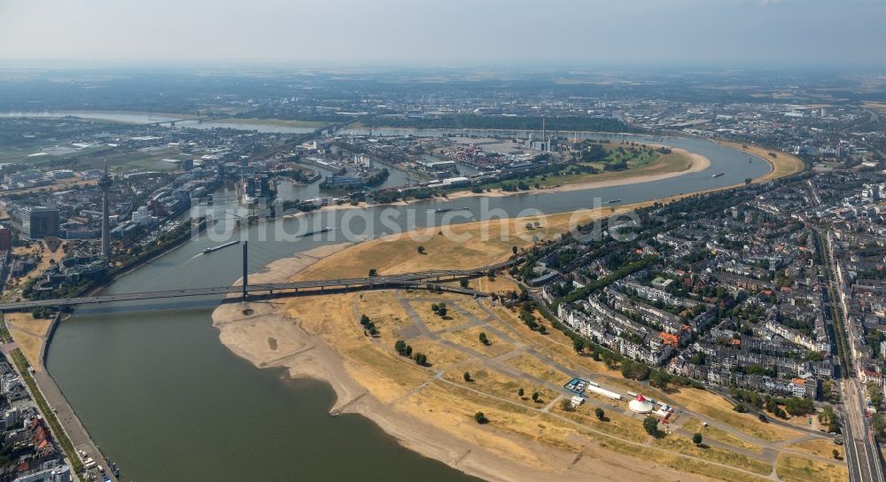 Luftbild Düsseldorf - Uferbereiche am des Rhein Flußverlauf im Ortsteil Oberkassel in Düsseldorf im Bundesland Nordrhein-Westfalen, Deutschland