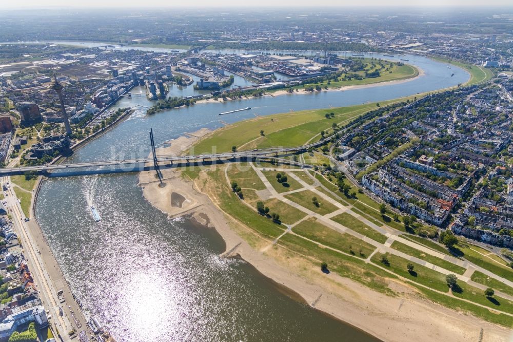 Luftaufnahme Düsseldorf - Uferbereiche am Rhein Flußverlauf im Ortsteil Oberkassel in Düsseldorf im Bundesland Nordrhein-Westfalen, Deutschland