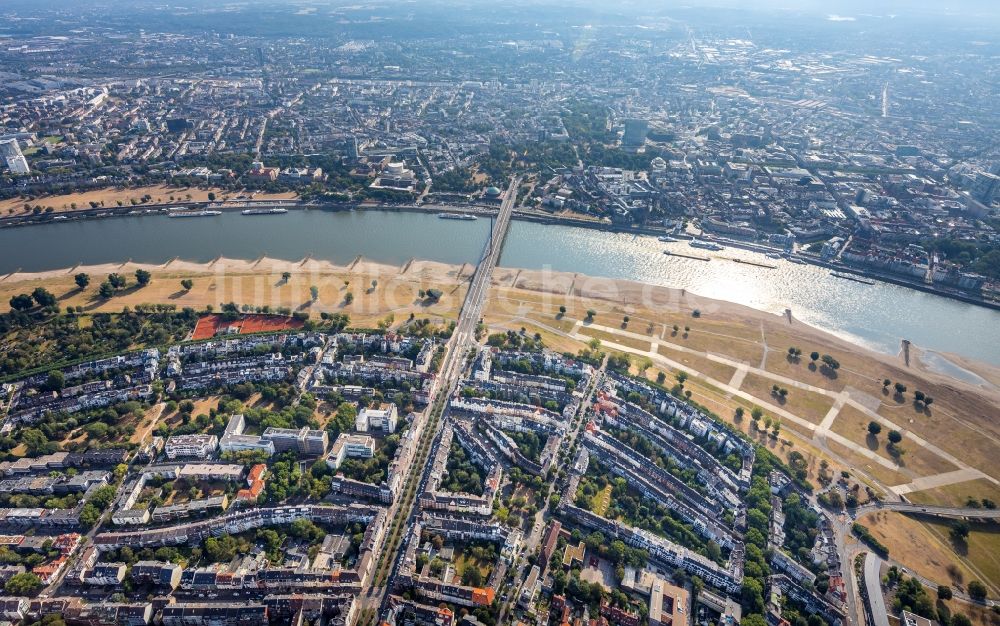 Luftbild Düsseldorf - Uferbereiche am des Rhein Flußverlauf im Ortsteil Oberkassel in Düsseldorf im Bundesland Nordrhein-Westfalen, Deutschland