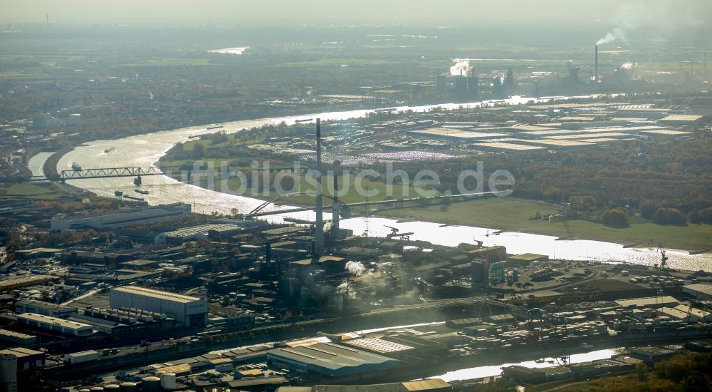 Luftaufnahme Duisburg - Uferbereiche am des Rhein Flußverlauf im Ortsteil Rheinhausen in Duisburg im Bundesland Nordrhein-Westfalen, Deutschland