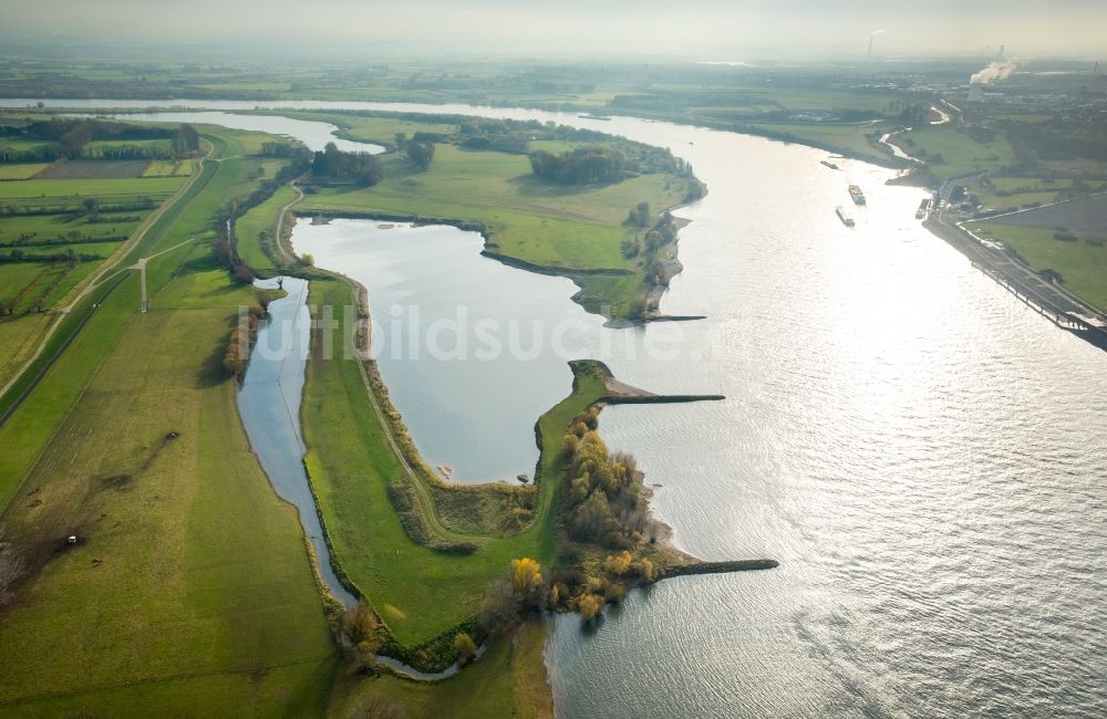 Luftbild Voerde (Niederrhein) - Uferbereiche am Rhein Flußverlauf im Ortsteil Ruhr Metropolitan Area in Voerde (Niederrhein) im Bundesland Nordrhein-Westfalen