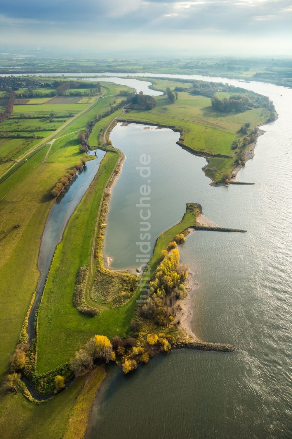 Luftaufnahme Voerde (Niederrhein) - Uferbereiche am Rhein Flußverlauf im Ortsteil Ruhr Metropolitan Area in Voerde (Niederrhein) im Bundesland Nordrhein-Westfalen