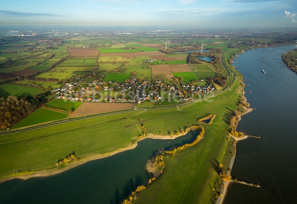 Luftbild Voerde (Niederrhein) - Uferbereiche am Rhein Flußverlauf im Ortsteil Ruhr Metropolitan Area in Voerde (Niederrhein) im Bundesland Nordrhein-Westfalen