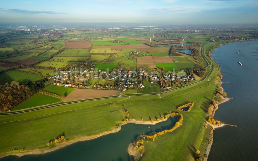 Luftaufnahme Voerde (Niederrhein) - Uferbereiche am Rhein Flußverlauf im Ortsteil Ruhr Metropolitan Area in Voerde (Niederrhein) im Bundesland Nordrhein-Westfalen