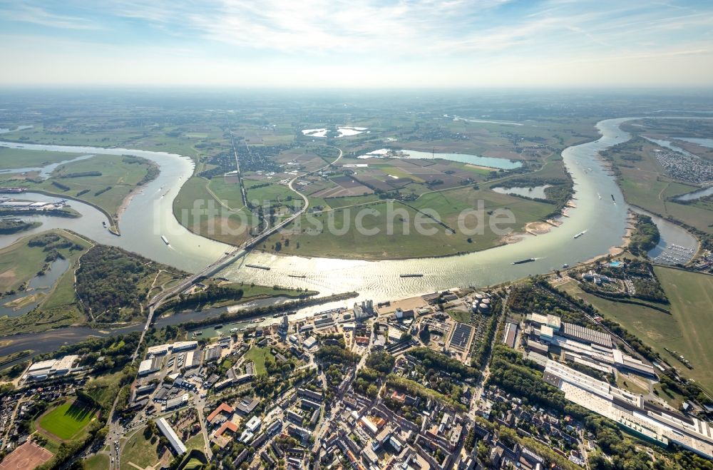 Luftbild Wesel - Uferbereiche am Rhein Flußverlauf in Wesel im Bundesland Nordrhein-Westfalen, Deutschland