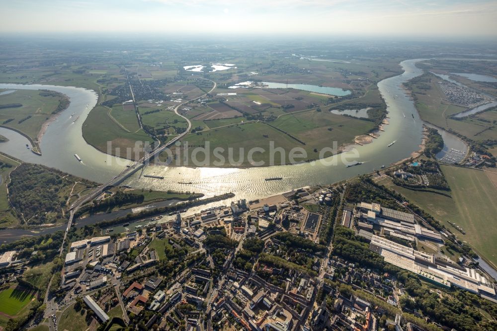 Luftaufnahme Wesel - Uferbereiche am Rhein Flußverlauf in Wesel im Bundesland Nordrhein-Westfalen, Deutschland