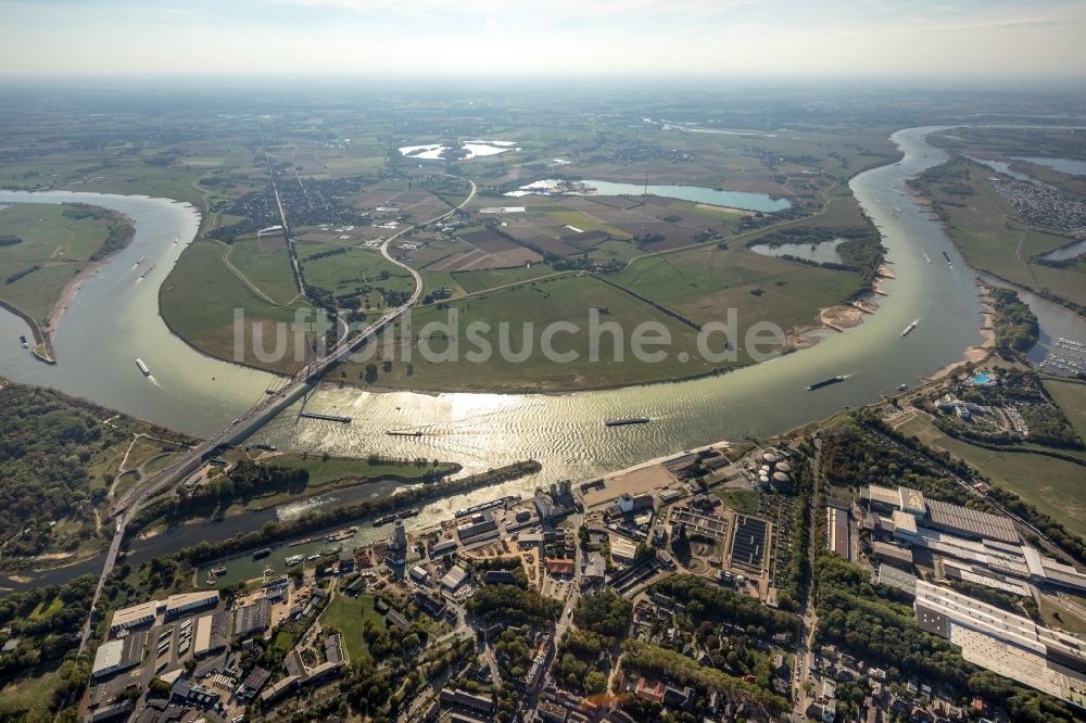 Wesel von oben - Uferbereiche am Rhein Flußverlauf in Wesel im Bundesland Nordrhein-Westfalen, Deutschland