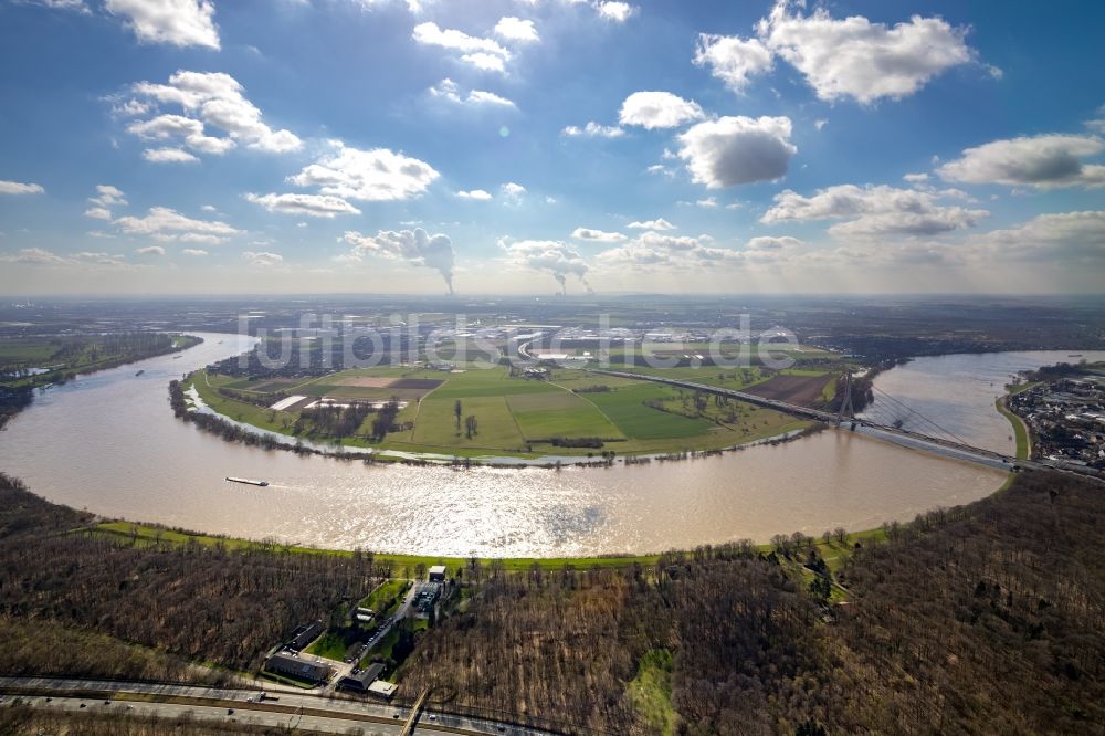 Düsseldorf von oben - Uferbereiche des Rhein am Uedesheimer Rheinbogen in Düsseldorf im Bundesland Nordrhein-Westfalen, Deutschland