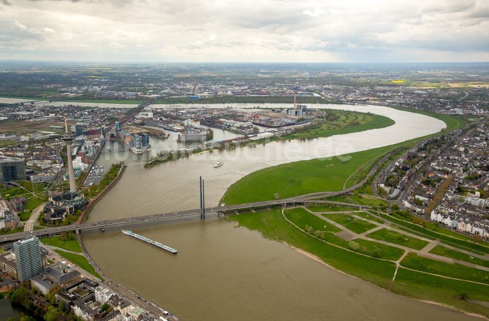 Düsseldorf aus der Vogelperspektive: Uferbereiche am Rheinbogen im Bereich der Rheinkniebrücke in Düsseldorf im Bundesland Nordrhein-Westfalen