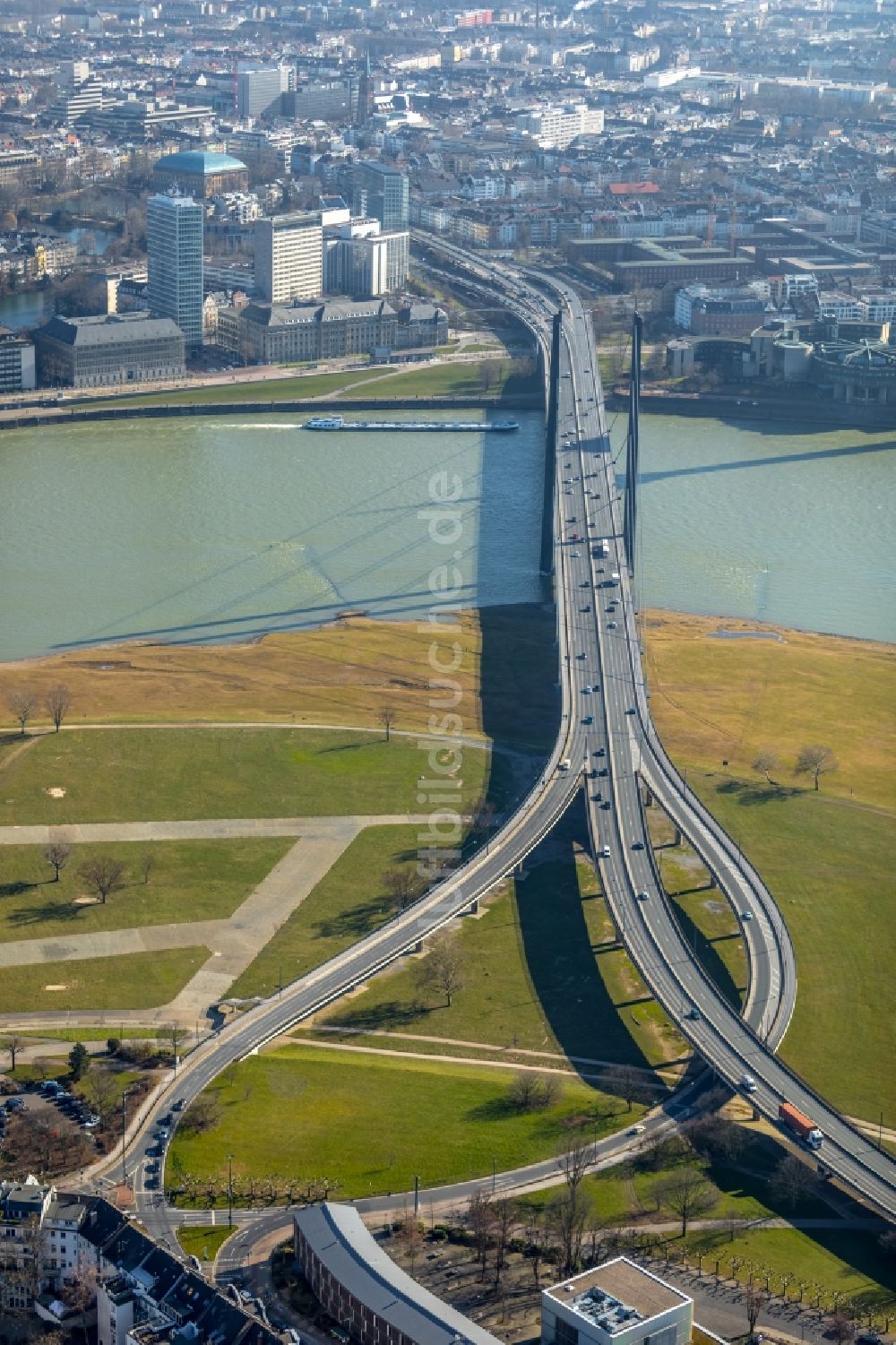 Luftaufnahme Düsseldorf - Uferbereiche am Rheinbogen im Bereich der Rheinkniebrücke in Düsseldorf im Bundesland Nordrhein-Westfalen