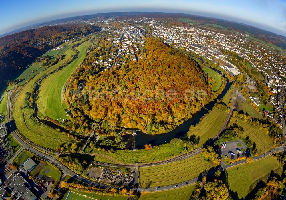 Luftaufnahme Arnsberg - Uferbereiche des Ruhr- Bogen Flußverlaufes in Arnsberg im Bundesland Nordrhein-Westfalen