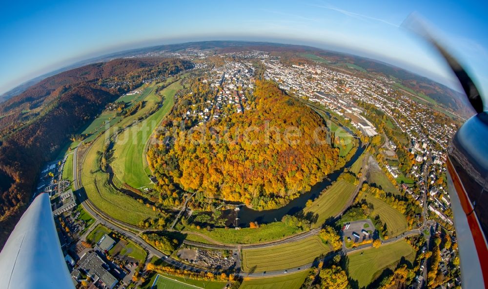 Arnsberg von oben - Uferbereiche des Ruhr- Bogen Flußverlaufes in Arnsberg im Bundesland Nordrhein-Westfalen