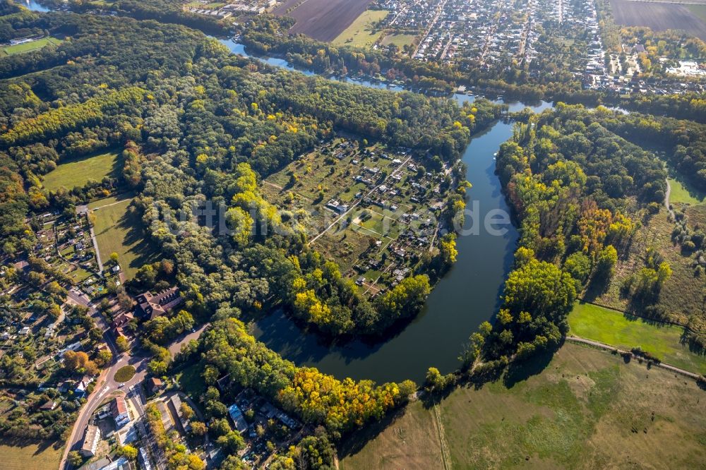 Aderstedt von oben - Uferbereiche am Saale Flußverlauf in Aderstedt im Bundesland Sachsen-Anhalt, Deutschland