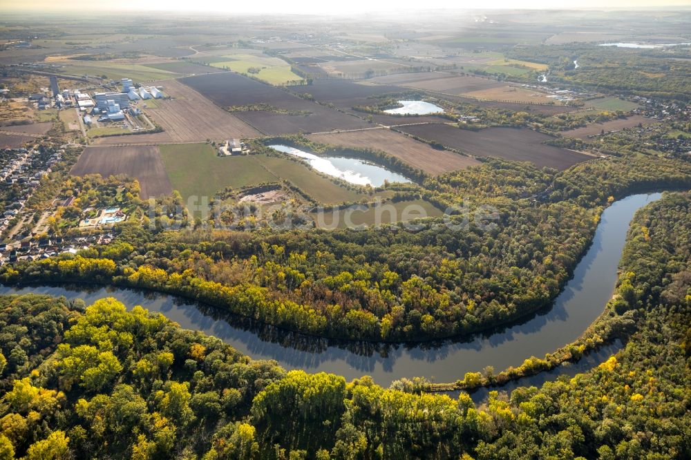 Aderstedt aus der Vogelperspektive: Uferbereiche am Saale Flußverlauf in Aderstedt im Bundesland Sachsen-Anhalt, Deutschland