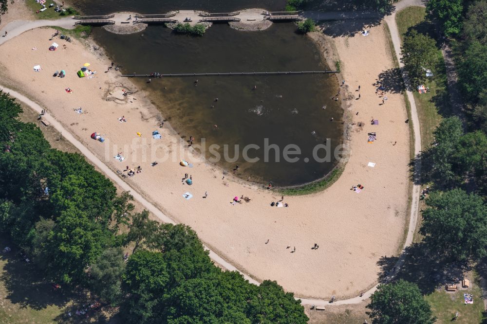 Bremen von oben - Uferbereiche am Sandstrand des Freibades Achterdieksee in Bremen, Deutschland