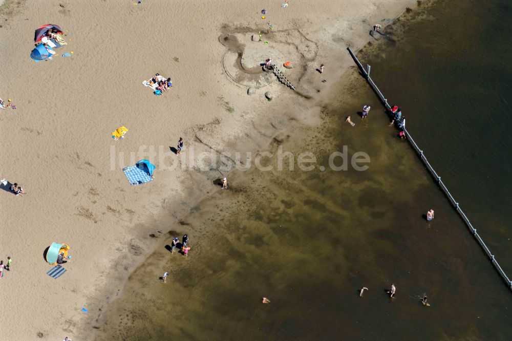 Bremen aus der Vogelperspektive: Uferbereiche am Sandstrand des Freibades Achterdieksee in Bremen, Deutschland