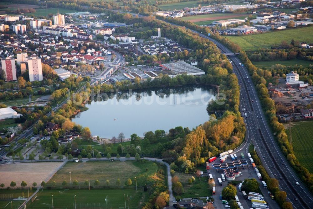 Luftaufnahme Bensheim - Uferbereiche am Sandstrand des Freibades Badesee Bensheim in Bensheim im Bundesland Hessen