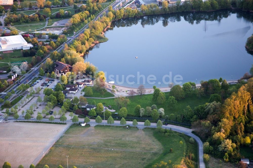 Bensheim von oben - Uferbereiche am Sandstrand des Freibades Badesee Bensheim in Bensheim im Bundesland Hessen