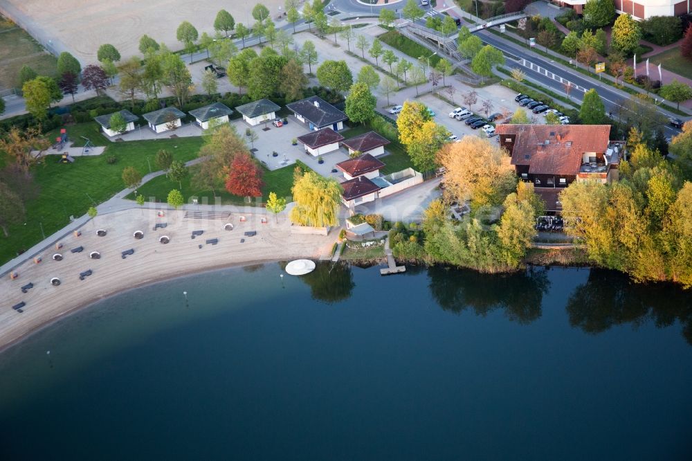 Luftbild Bensheim - Uferbereiche am Sandstrand des Freibades Badesee Bensheim in Bensheim im Bundesland Hessen