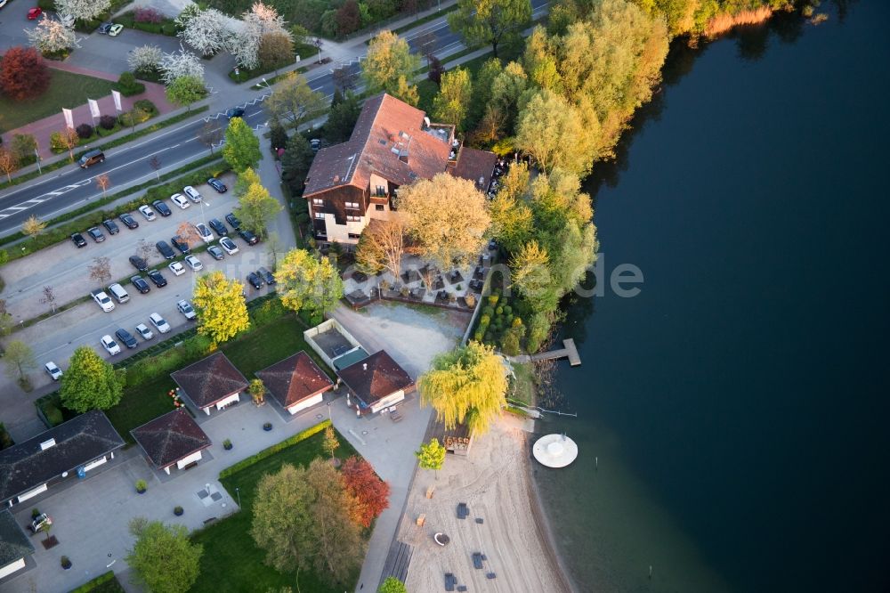 Bensheim von oben - Uferbereiche am Sandstrand des Freibades Badesee Bensheim in Bensheim im Bundesland Hessen