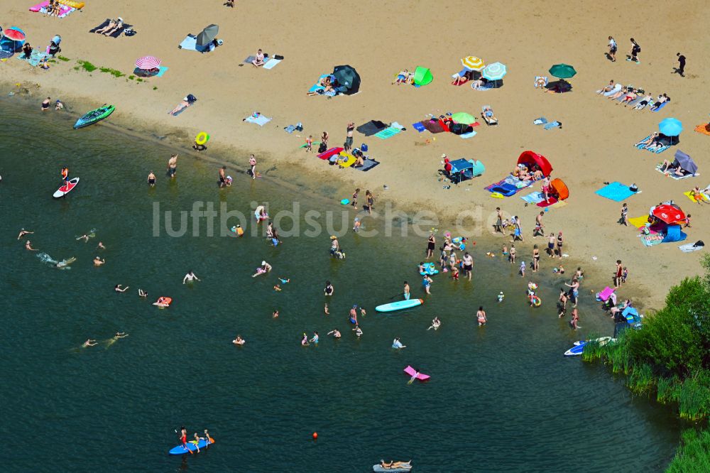 Petershagen von oben - Uferbereiche am Sandstrand des Freibades Badesee Lahde in Petershagen im Bundesland Nordrhein-Westfalen, Deutschland