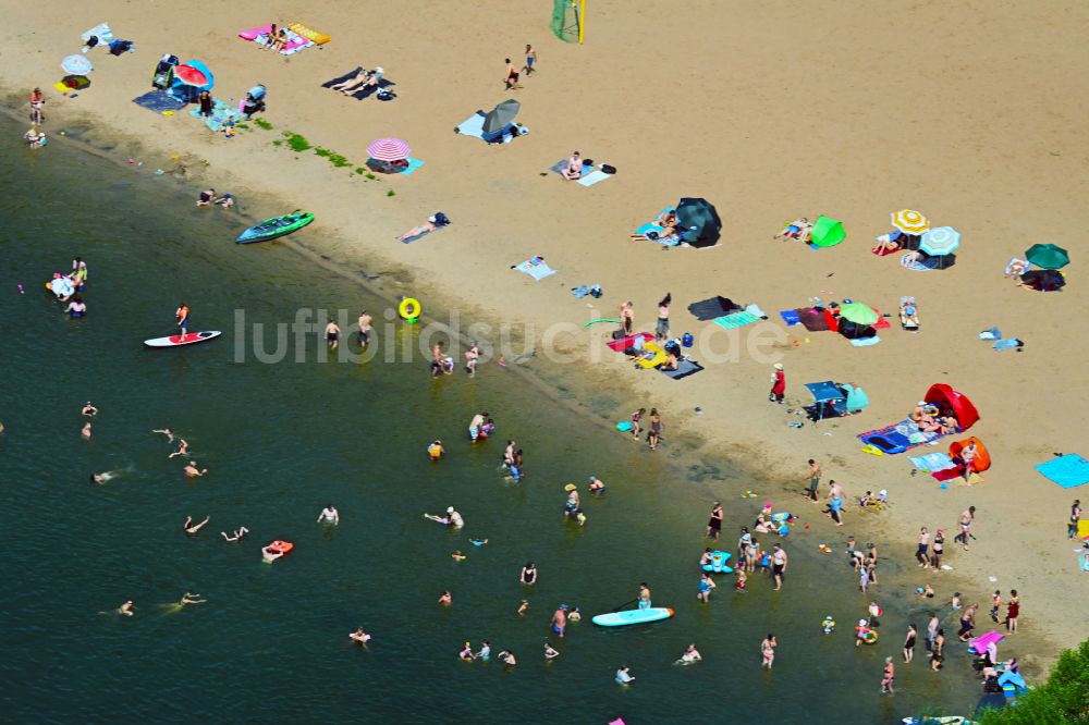 Petershagen aus der Vogelperspektive: Uferbereiche am Sandstrand des Freibades Badesee Lahde in Petershagen im Bundesland Nordrhein-Westfalen, Deutschland