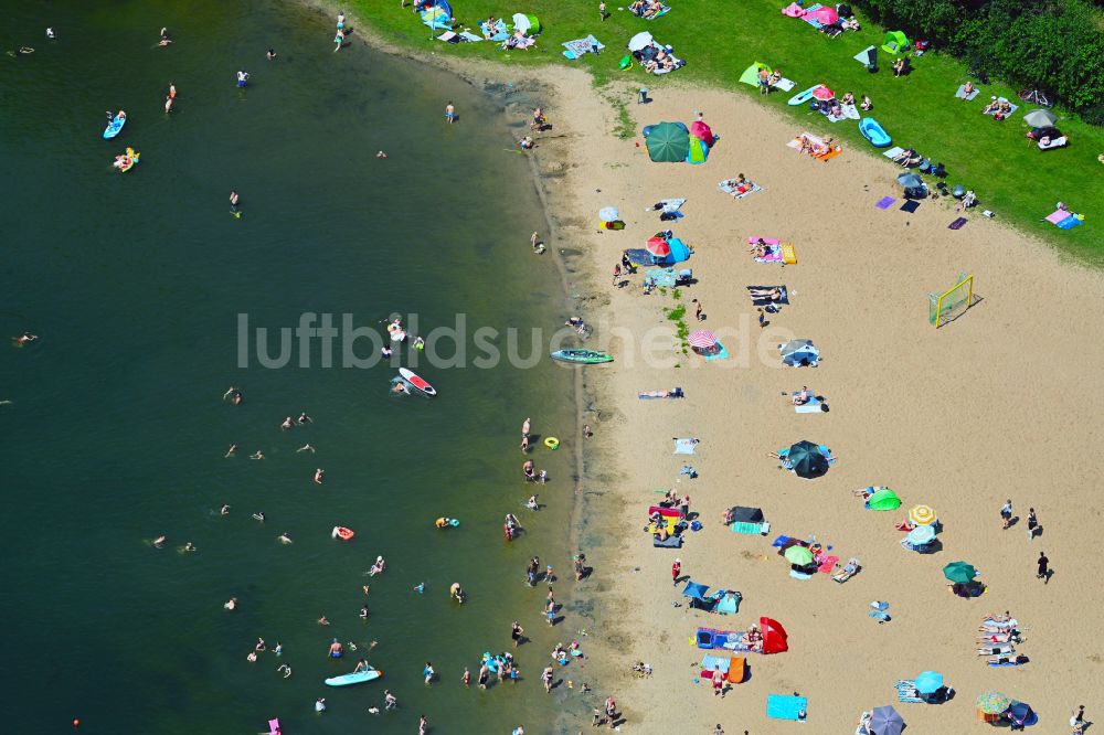 Luftbild Petershagen - Uferbereiche am Sandstrand des Freibades Badesee Lahde in Petershagen im Bundesland Nordrhein-Westfalen, Deutschland