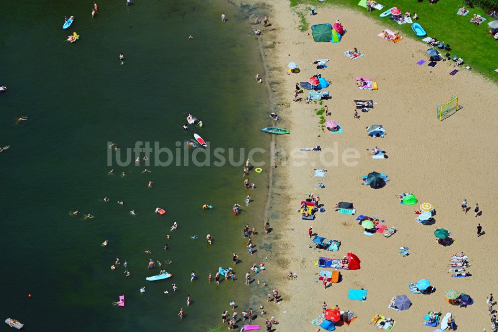 Luftaufnahme Petershagen - Uferbereiche am Sandstrand des Freibades Badesee Lahde in Petershagen im Bundesland Nordrhein-Westfalen, Deutschland